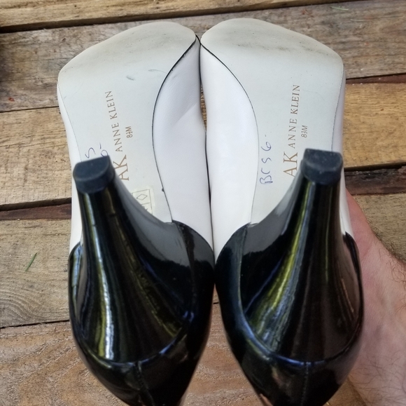 Size 8.5 Spectator High Heel Shoes Anne Klein Ladies Peak Toe White Black Formal - Picture 4 of 10